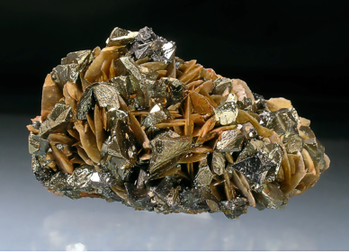 siderite, tetrahedrite<br>
and chalcopyrite for sale